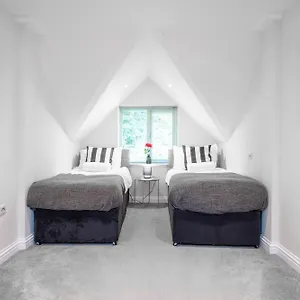 Garland Penthouse - Large 2 Bed 2 Bath Self Contained Flat Apartment