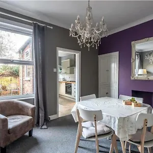 Entire 2-bedroom House With Garden Holiday home York